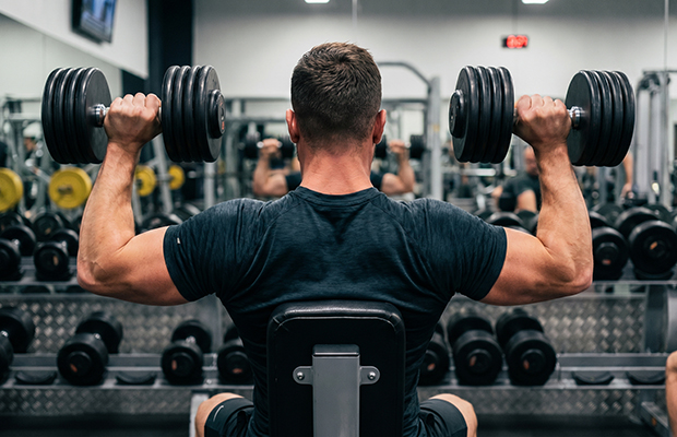 Estos son los beneficios avalados por la ciencia del entrenamiento con mancuernas