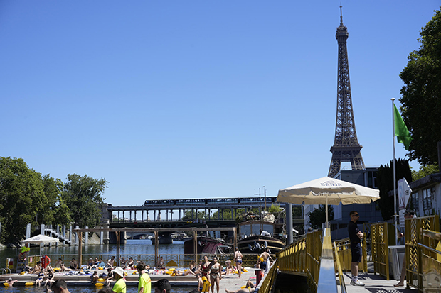 Francia activa un nuevo plan para personas vulnerables ante una de calor que se amplía