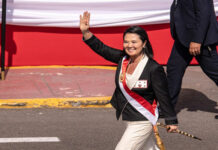 Fujimori presidió tradicional desfile por la independencia de Perú ante miles de personas