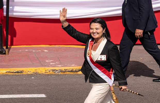 Fujimori presidió tradicional desfile por la independencia de Perú ante miles de personas