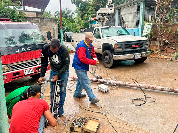 Instalan-poste-de-alta-tensión-y-tendido-eléctrico-para-beneficiar-a-89-familias-en-Zuata