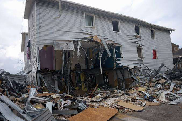 Los-capturan-robando-en-casas-dañadas-por-el-terremoto-en-La-Guaira
