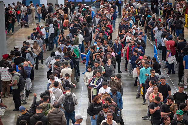Más del 70 % de los solicitantes de regularización en España ya tienen permiso de trabajo
