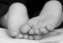 Niño de un año muere asfixiado con una semilla de mamón en Falcón
