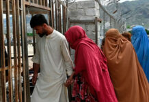 Pakistán inicia una campaña de arresto inmediato contra los afganos sin papeles en el país