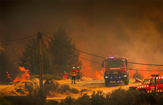 Portugal activa la alerta mientras un incendio en Vouzela mantiene activos varios frentes