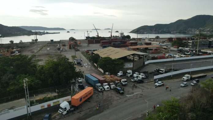 Puertos de Carabobo y Anzoátegui activos recibiendo cargas de La Guaira