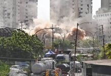 Realizan primera demolición controlada de edificio con inclinación peligrosa en La Guaira