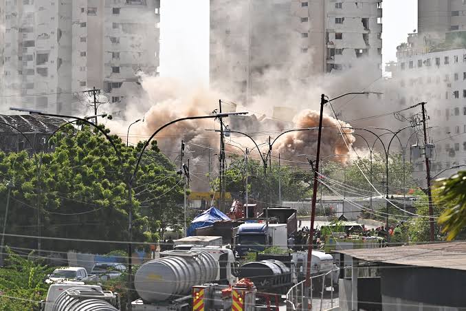 Realizan primera demolición controlada de edificio con inclinación peligrosa en La Guaira
