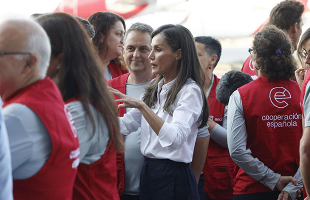 Reina Letizia despide a equipo humanitario que montará hospital en Venezuela