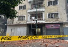 Reportan colapso de una cornisa en edificio de Sabana Grande