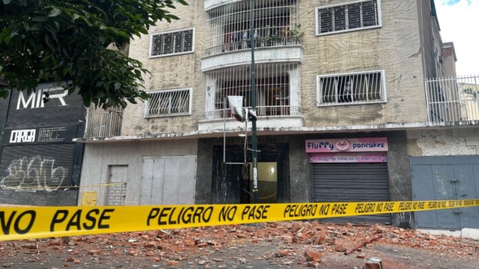 Reportan colapso de una cornisa en edificio de Sabana Grande