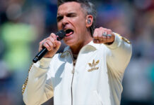 Robbie Williams aclara que la sustancia blanca de su video viral era una menta