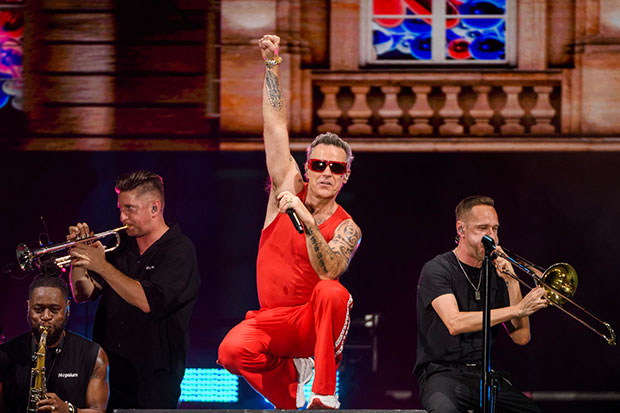 Robbie-Williams-revoluciona-con-grandes-éxitos