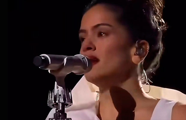 Rosalía-llora-al-dedicar