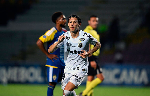 Santos-golea-en-Venezuela-y-saca-ventaja