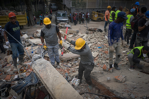 Se eleva a 2.595 los muertos y a 12.400 los heridos por el doble terremoto