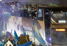 Selección argentina regresa a su país tras la final ante España