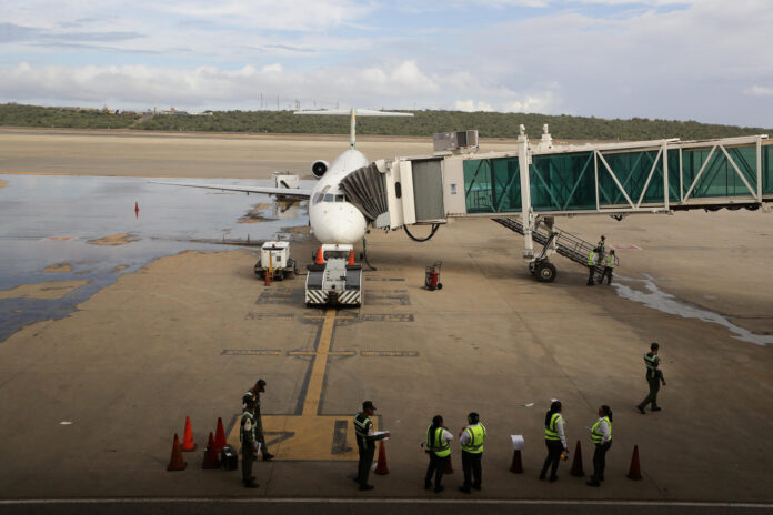 Vence el plazo de Venezuela a aerolíneas sin anuncio sobre sanciones o permisos