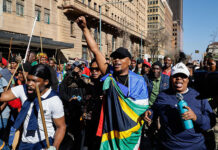 Un muerto y más de 900 detenidos durante las protestas antiinmigración en Sudáfrica
