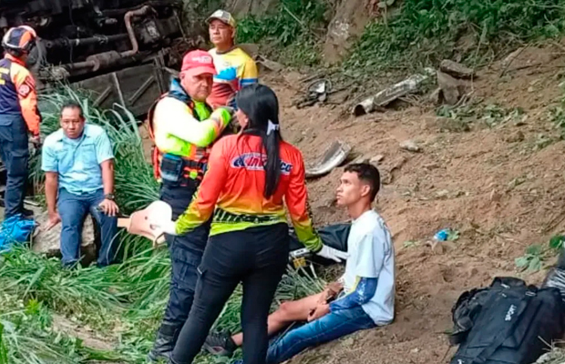 Un-muerto-y-siete-heridos-tras-el-volcamiento-de-un-autobús-en-la-autopista-Valencia-–-Puerto-Cabello