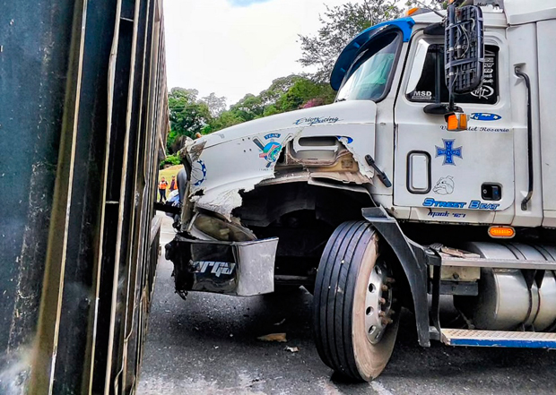 Una-gandola-colisionó-con-un-contenedor-de-carga-en-la-autopista-Valencia-Puerto-Cabello