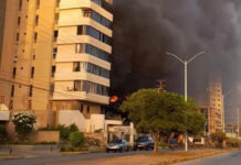 Voraz incendio consumió tres locales en un centro comercial en Margarita