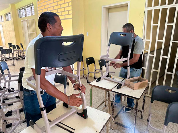 150-pupitres-tipo-mesa-recibió-la-escuela