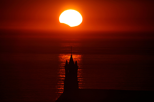 A falta de eclipse total, Francia se prepara para vivir el atardecer más hermoso del siglo