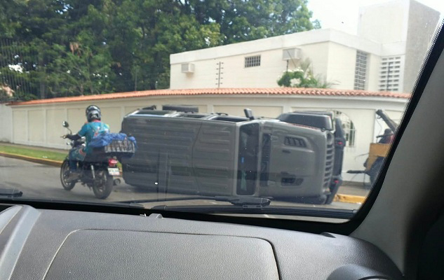 Accidente-de-tránsito-dejó-a-una-camioneta-volcada-en-Valencia