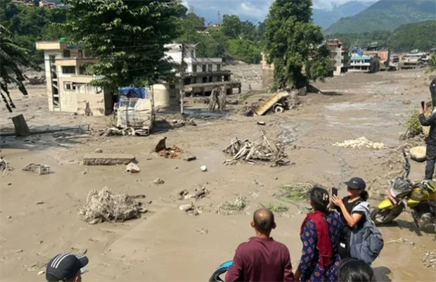 Aumentan a 55 los muertos y a 403 los desaparecidos en la riada masiva en Nepal