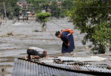 Autoridades de Nepal elevan a 289 los muertos por la riada masiva