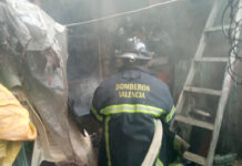Bomberos sofocaron incendio en un anexo en barrio de Valencia