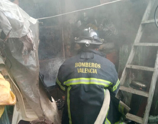 Bomberos sofocaron incendio en un anexo en barrio de Valencia