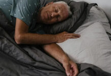 ¿Cuántas horas debe dormir una persona después de los 60 años?