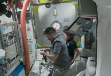 Dos astronautas inician paseo espacial para mejorar la comunicación con Tierra de la EEI