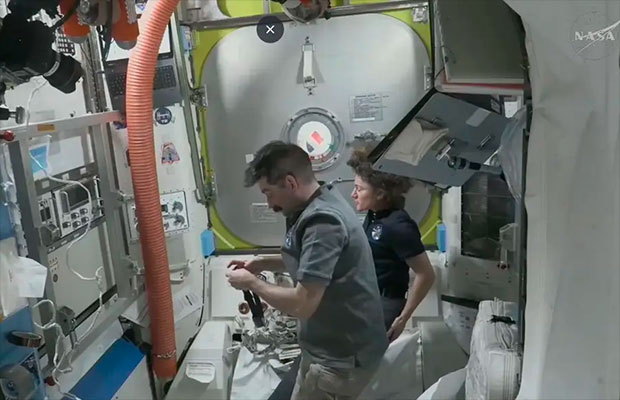 Dos-astronautas-inician-paseo-espacial
