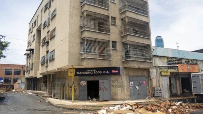 Ejecutan demolición controlada del edificio Ángela en Guatire tras evaluaciones técnicas