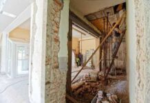 Ejecutan reparación de viviendas con etiquetado amarillo