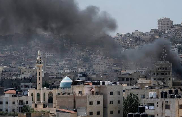 Ejército israelí evacúa 7 viviendas palestinas en operación contra colonos en Cisjordania