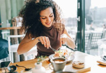Estudio sugiere que regular horarios de comida puede proteger la mente de envejecer