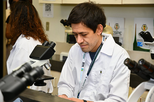 Expertos de 16 países analizan la simbiosis micorrízica en un simposio en Ecuador