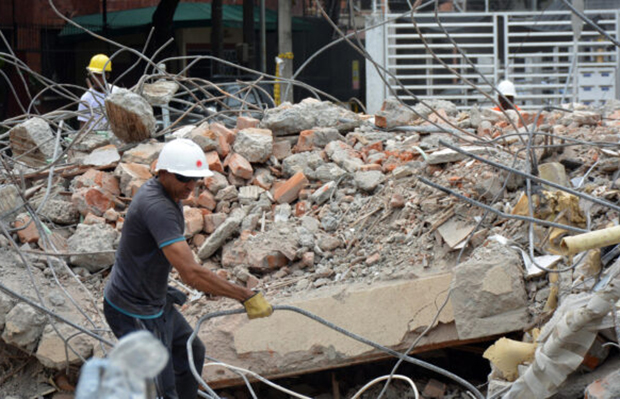 Familias buscan bajo los escombros del terremoto en Cali sus recuerdos atesorados