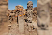 Hallan en Turquía escultura de 11.000 años que representa a una persona sobre un leopardo