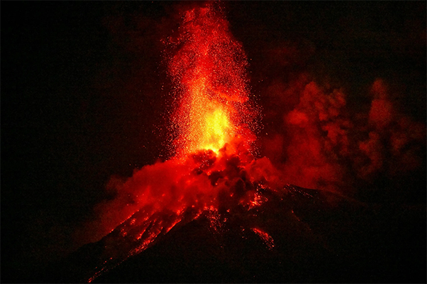 La actividad del volcán de Fuego en Guatemala se reduce en las últimas horas