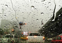 Las gotas de lluvia, cuando se cargan eléctricamente, pueden favorecer la corrosión