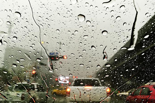 Las gotas de lluvia, cuando se cargan eléctricamente, pueden favorecer la corrosión