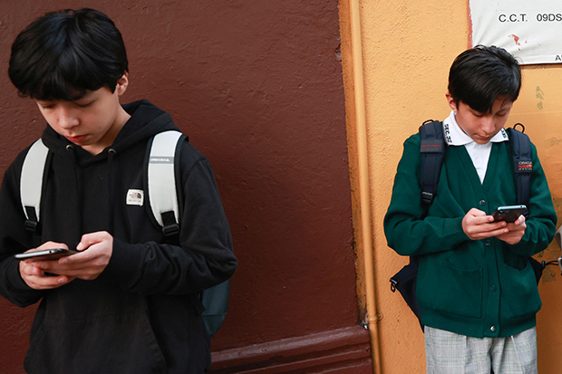 México regulará el uso de celulares en las escuelas tras consulta a docentes