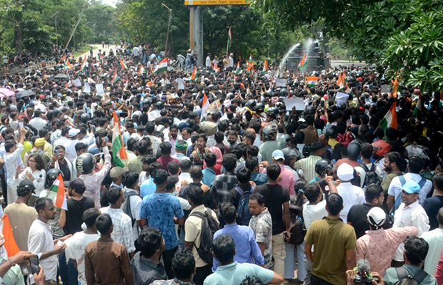 Miles de personas protestan contra irregularidades en las oposiciones en el este de India