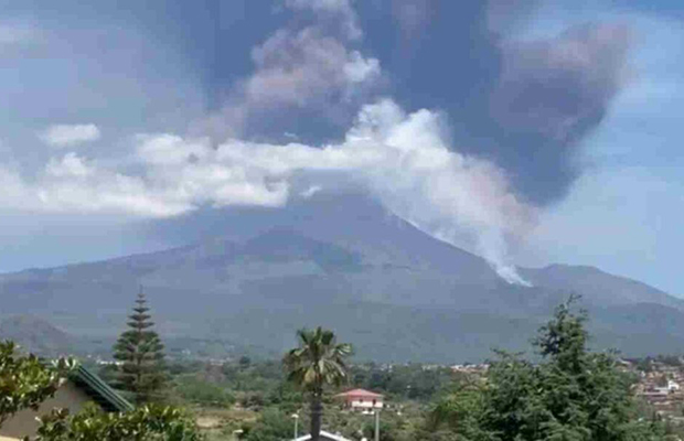 Nueva actividad eruptiva del volcán Etna provoca el cierre del aeropuerto de Catania